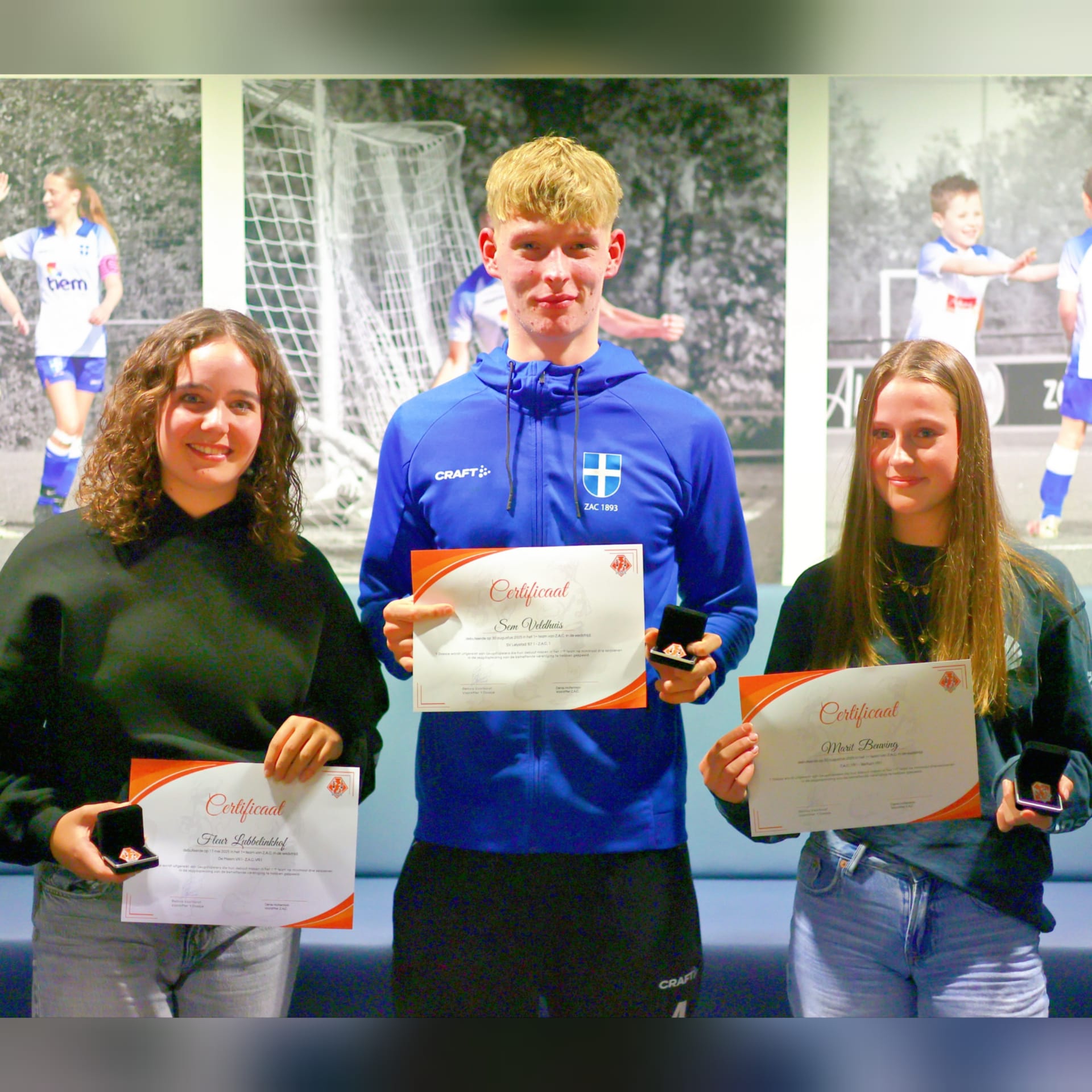 Debutanten ontvangen Doesjes bij Nieuwjaarsreceptie